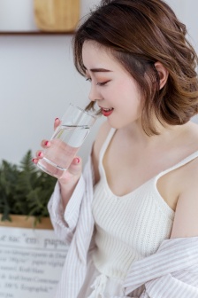 日本的女大学生精油按摩